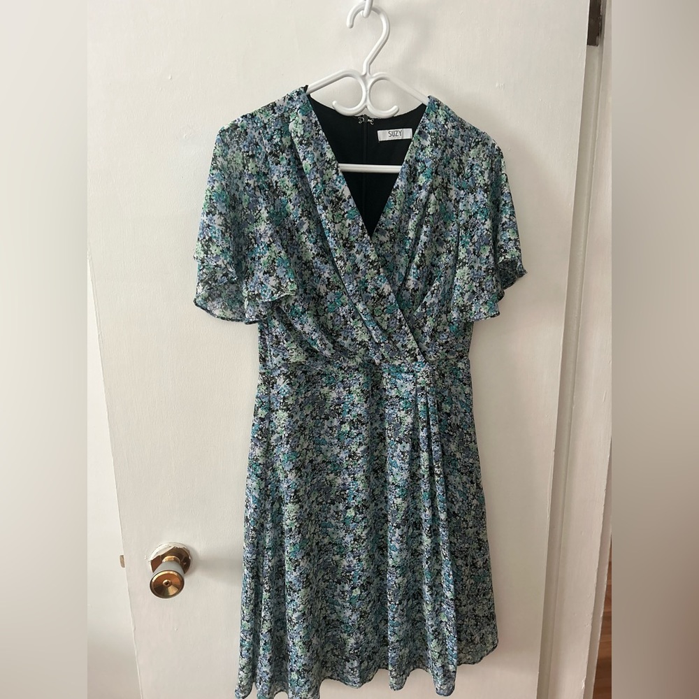 Suzy Shier Short Summer Floral Print Wrap Dress in Black, Size Women’s S…
